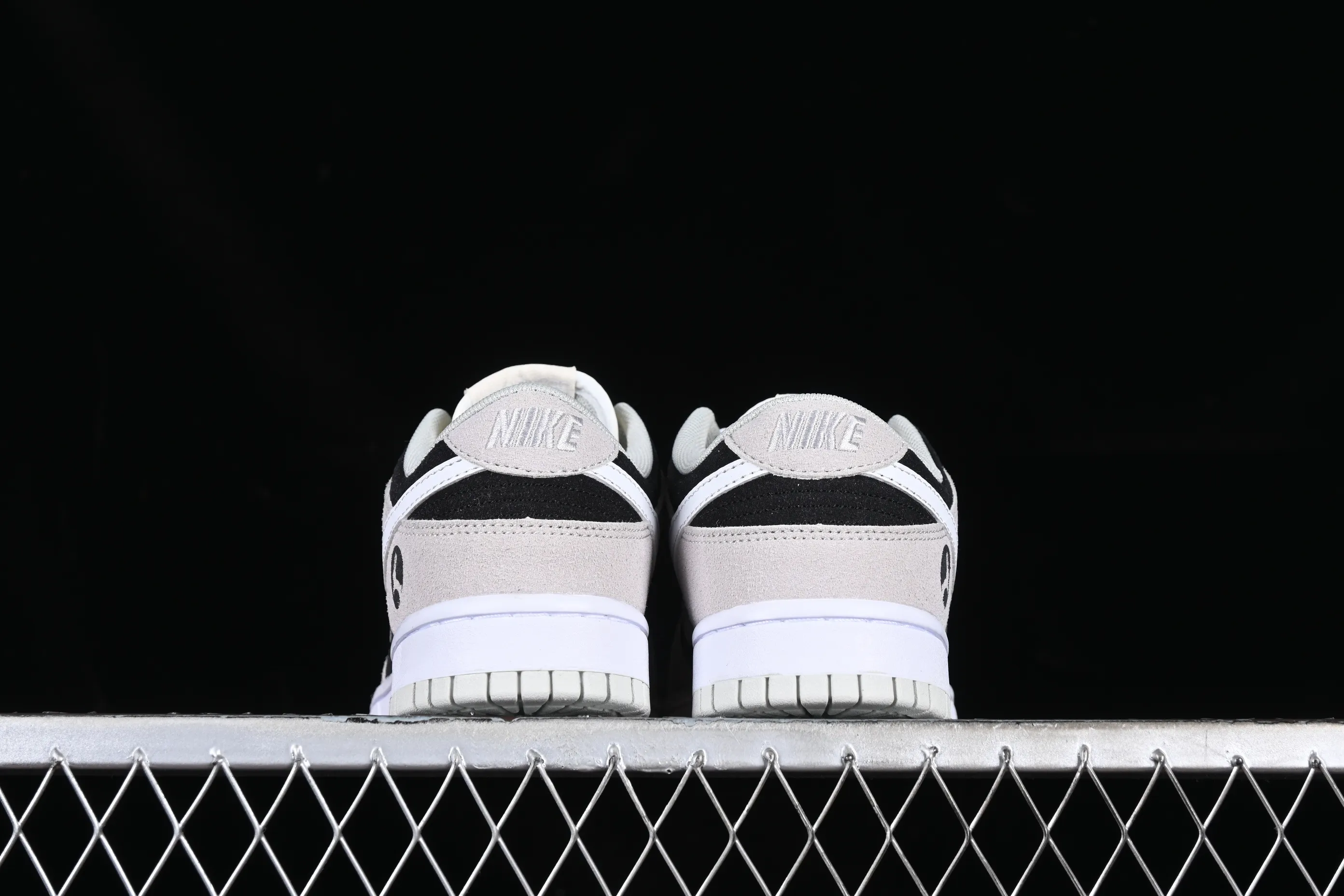 All Categories Nk SB Dunk Series Nk SB Dunk Low Low-top sneakers Cost-effective version Nk Dunk Low Retro "Vast Grey" Black and gray rabbit SB low-top sports and leisure sneakers DD8338-001